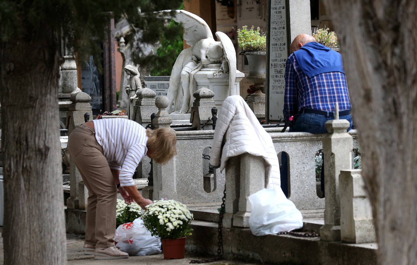 Fotos: Los logroñeses visitan y preparan el cementerio para el Todos los Santos