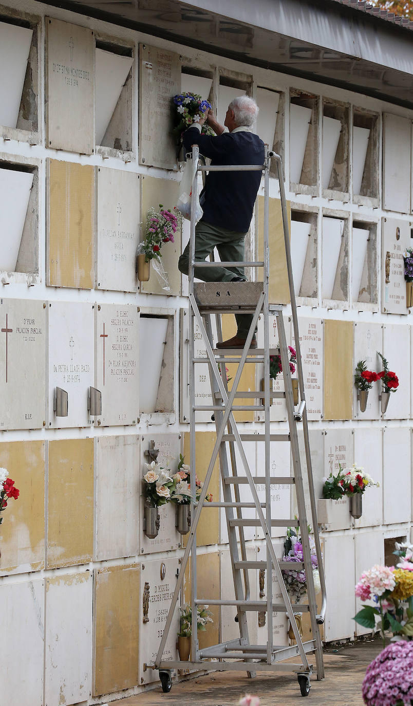 Fotos: Los logroñeses visitan y preparan el cementerio para el Todos los Santos