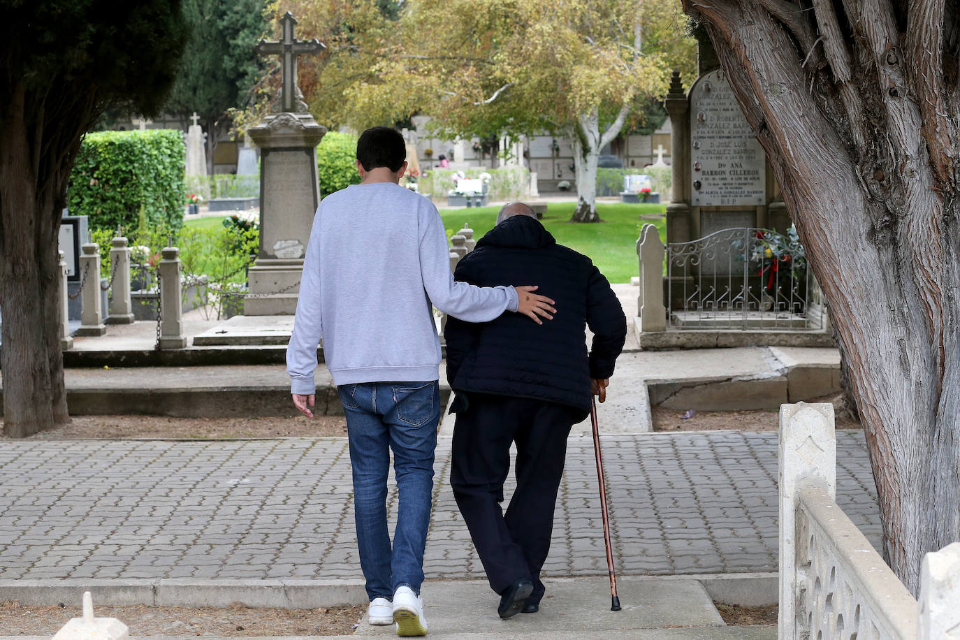 Fotos: Los logroñeses visitan y preparan el cementerio para el Todos los Santos