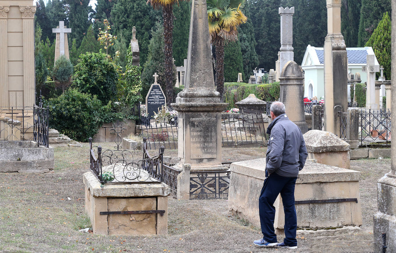 Fotos: Los logroñeses visitan y preparan el cementerio para el Todos los Santos