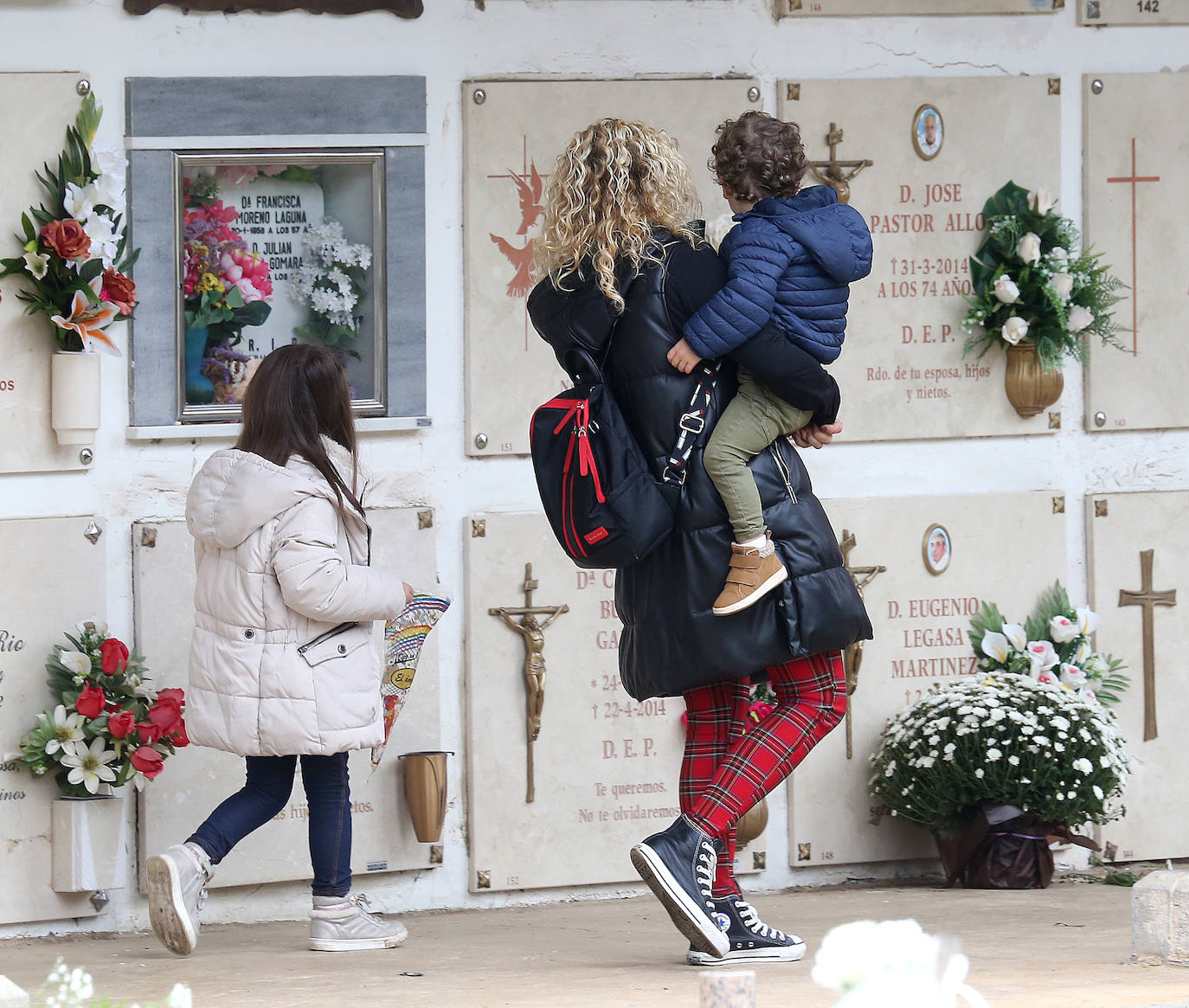 Fotos: Los logroñeses visitan y preparan el cementerio para el Todos los Santos