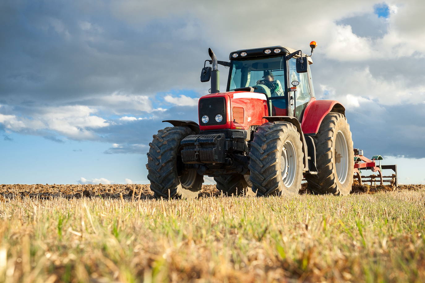 Imagen de un tractor arando un campo que había albergado cereal. 