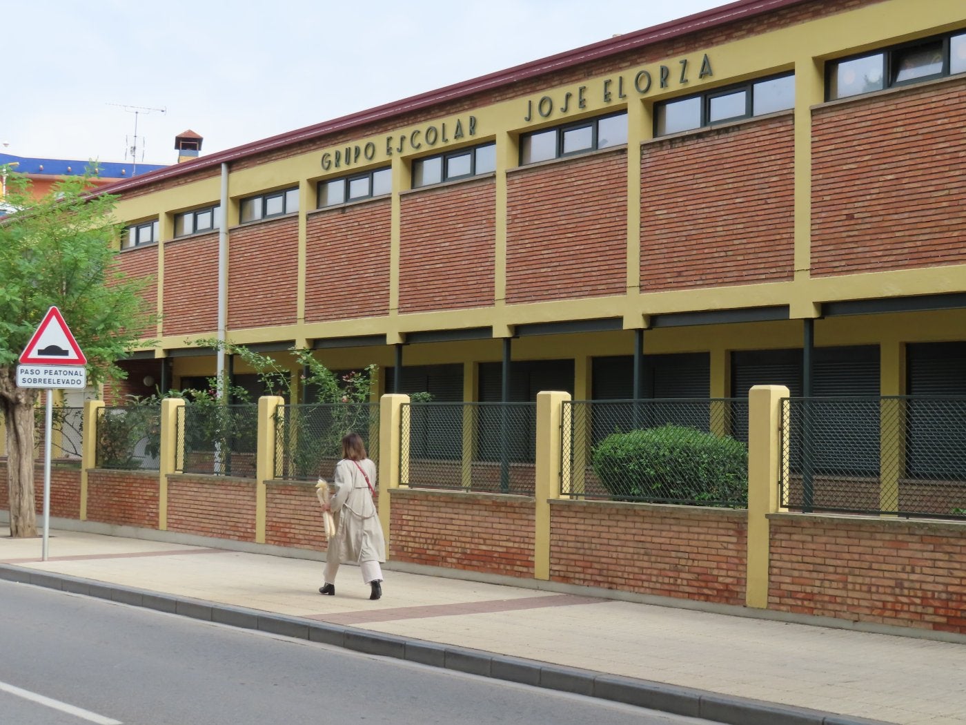 El antiguo colegio alfareño acoge hoy las sedes de varios colectivos y será remodelado con una inversión de 2,5 millones de euros. 