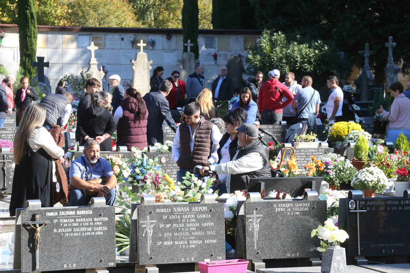 El recuerdo a los difuntos se mantiene vivo en Logroño. 