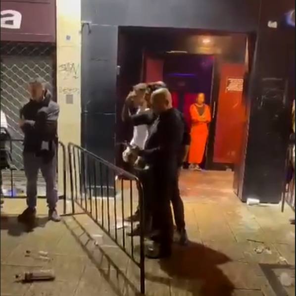 Imagen de los incidentes en la puertas de la discoteca Concept. 