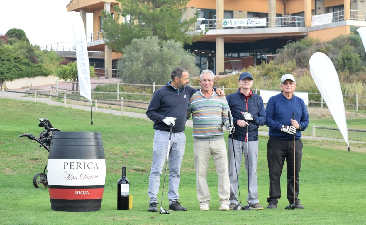 José Luis Fernández, Jesús Martínez, Antonio García y Guzmán Zulueta posan duante el Torneo Bodegas Perica. 