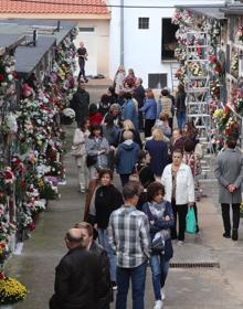 Imagen secundaria 2 - En el cementerio de Haro, muy concurrido, se ofició una misa. El camposanto de Alfaro, a mediodía. En la última imagen, gran afluencia en el cementerio de Arnedo. 