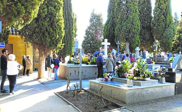 Imagen principal - En el cementerio de Haro, muy concurrido, se ofició una misa. El camposanto de Alfaro, a mediodía. En la última imagen, gran afluencia en el cementerio de Arnedo. 