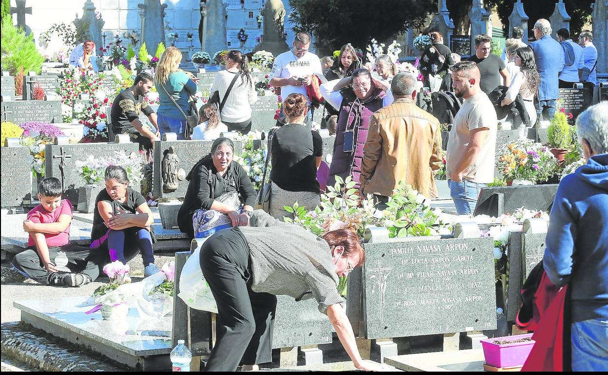 Muchas familias abarrotaron el cementerio de Logroño para honrar juntos a sus difuntos. 