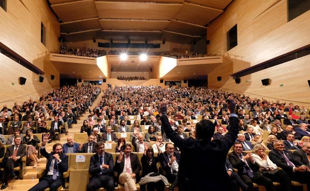 El motivador Luis Galiano se dirige a un auditorium repleto. 