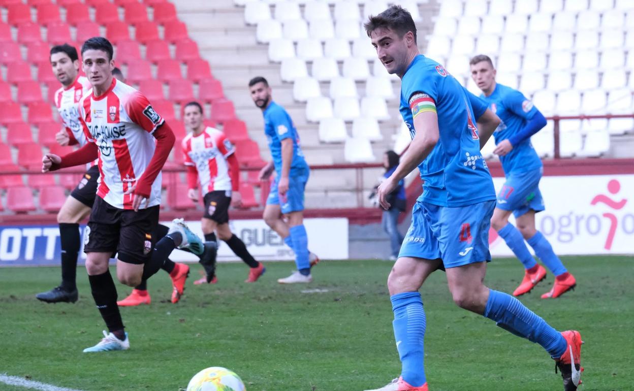 Cristian Fernández luce el brazalete de capitán del Calahorra en Las Gaunas, en un duelo entre los rojillos y la UDL. 