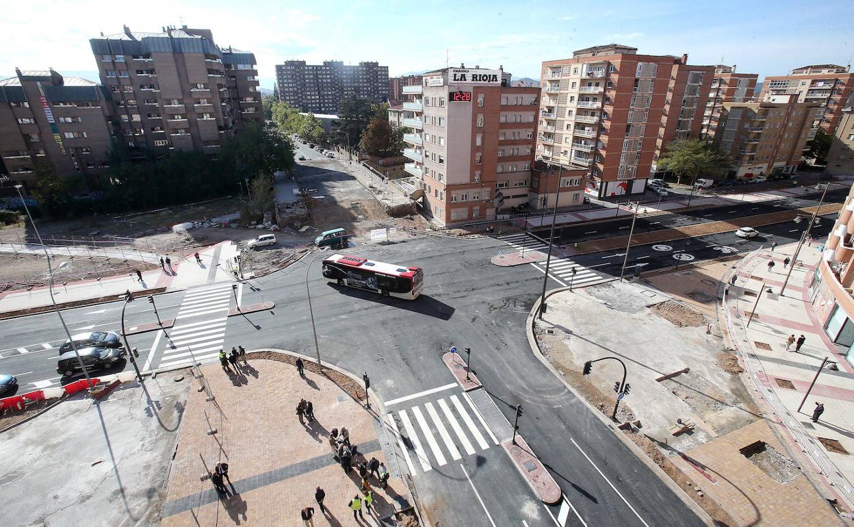 Imagen del nudo, actualmente y tras su apertura parcial, con el puente sobre el ferrocarril entre el edificio de Diario LA RIOJA y el Patricia. 