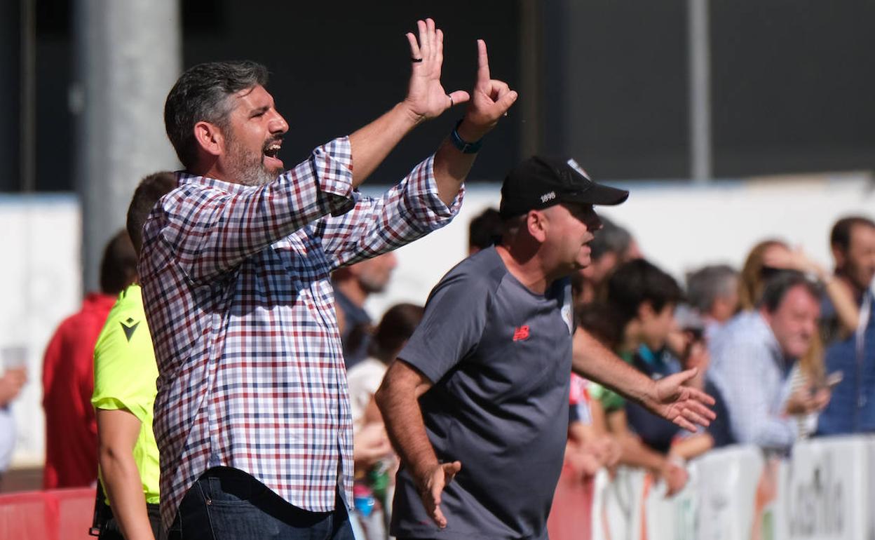 Juan García da instruccioens durante un partido en La Planilla. 