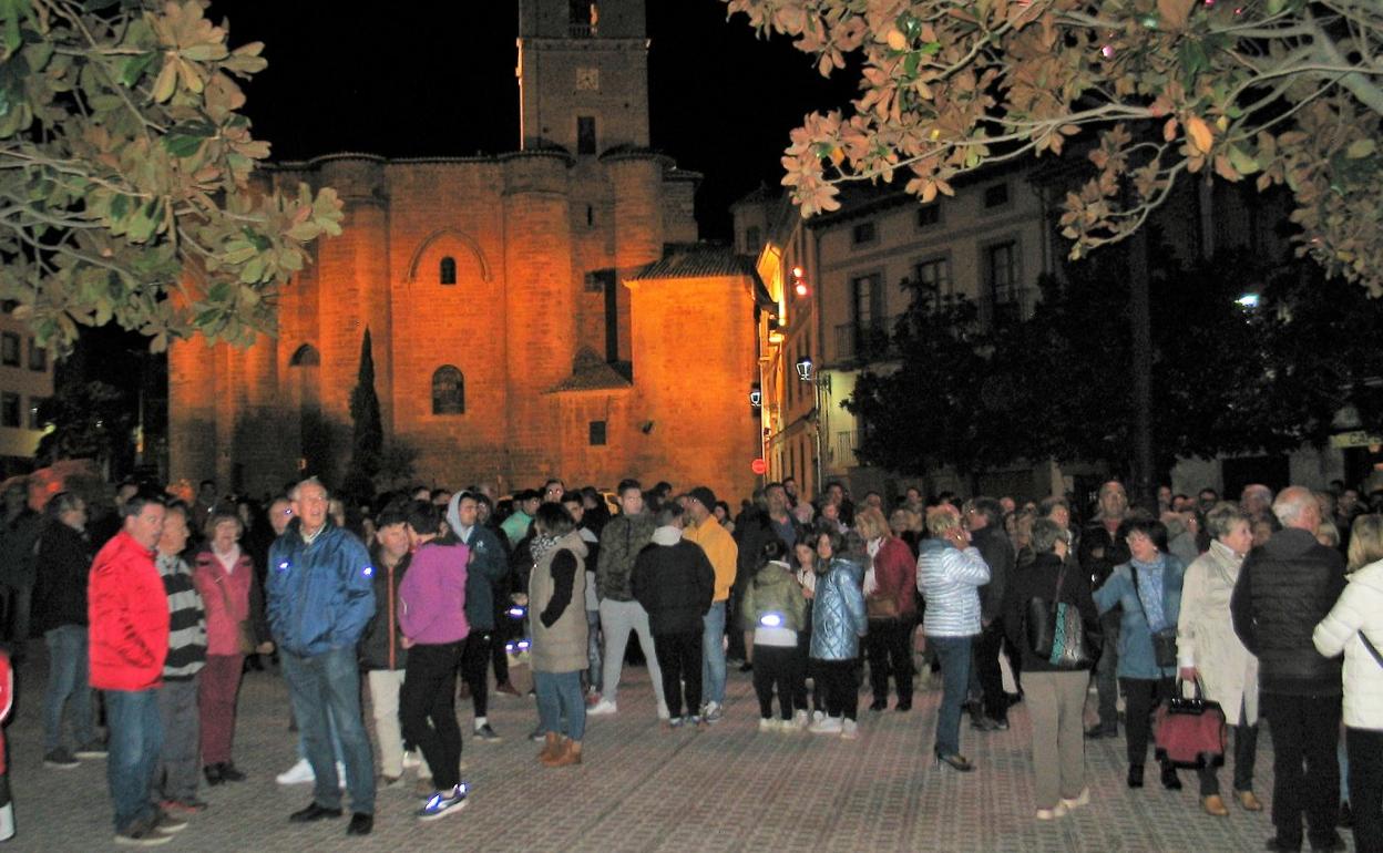 En torno a 300 personas se concentraron en la plaza de España para pedir la apertura de las piscinas. 