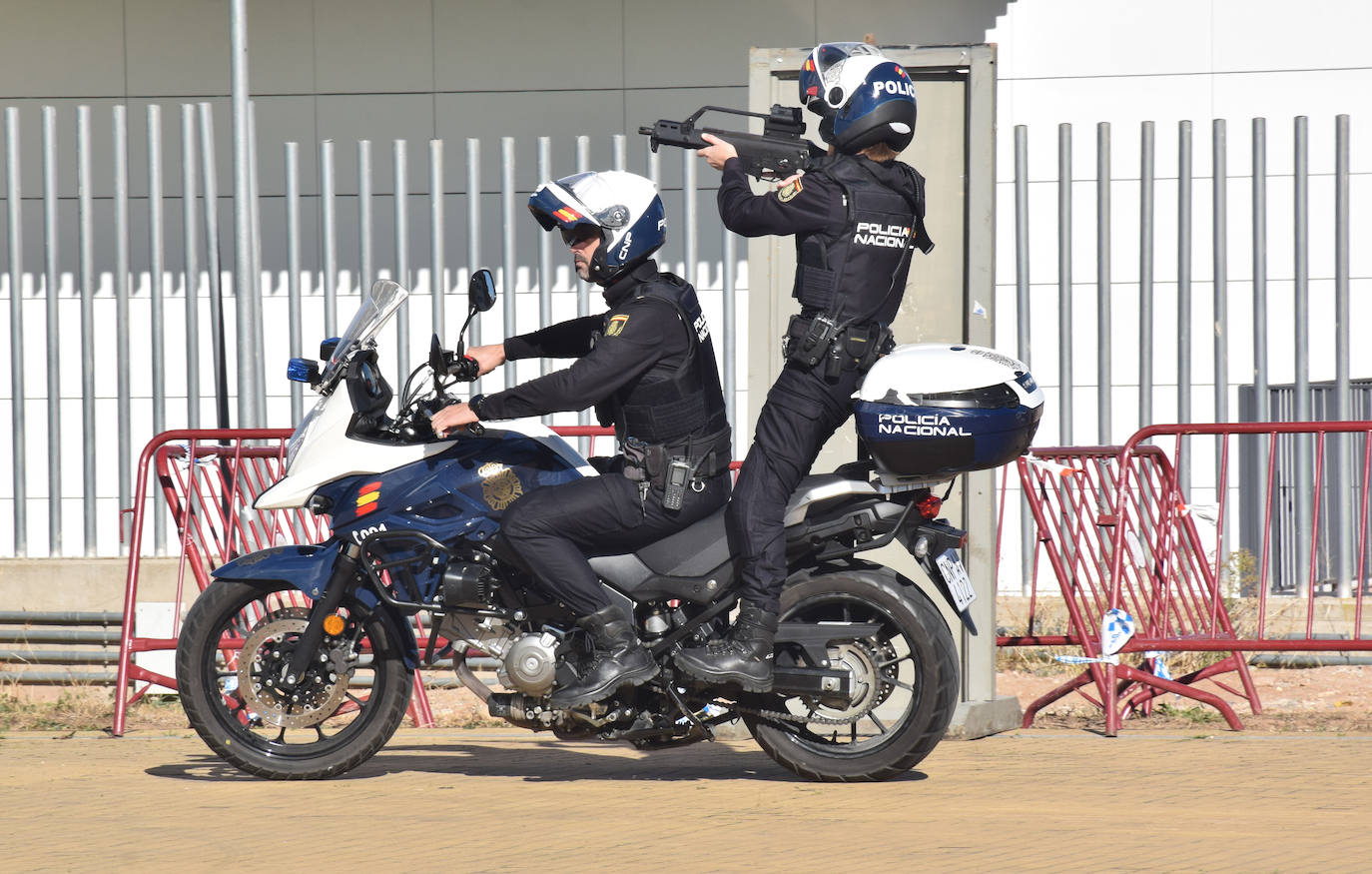Fotos: La Policía Nacional se acerca a los niños