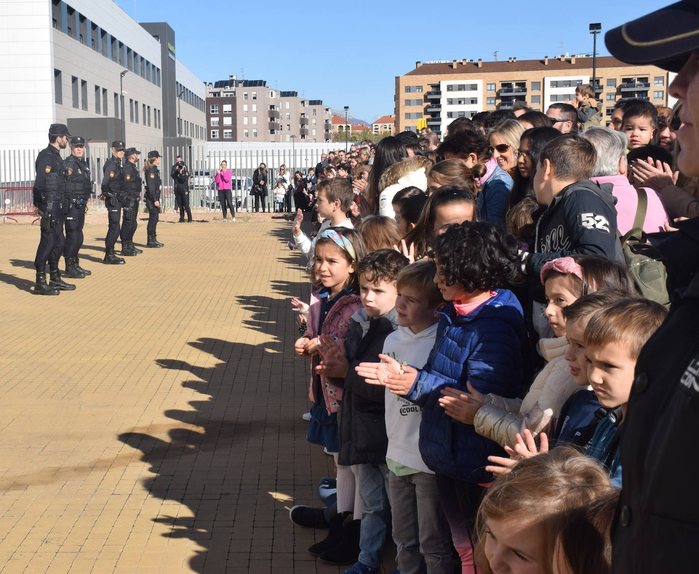 Fotos: La Policía Nacional se acerca a los niños
