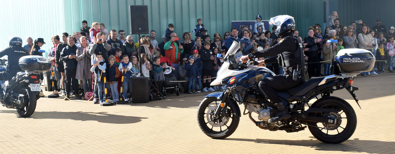 Fotos: La Policía Nacional se acerca a los niños