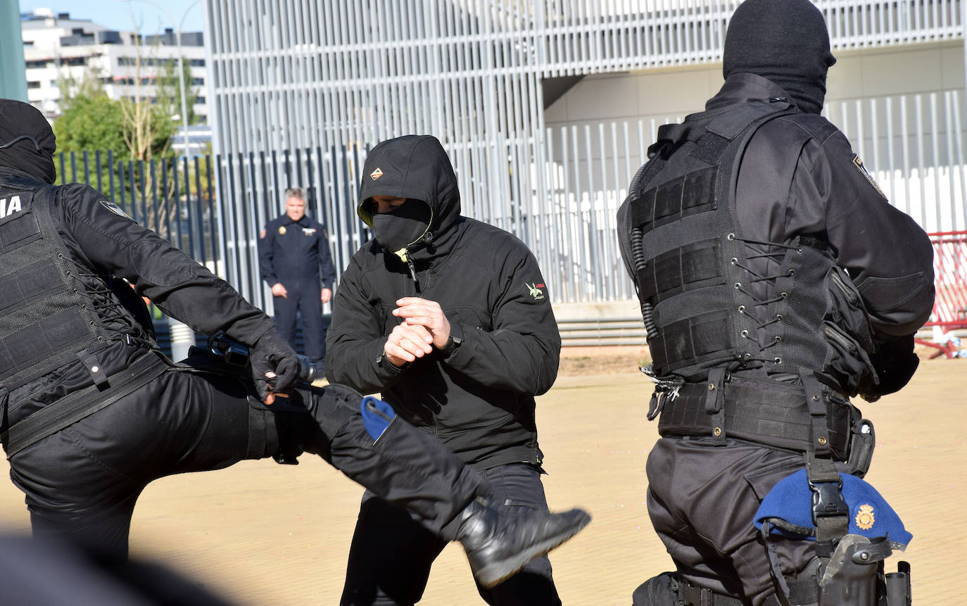 Fotos: La Policía Nacional se acerca a los niños