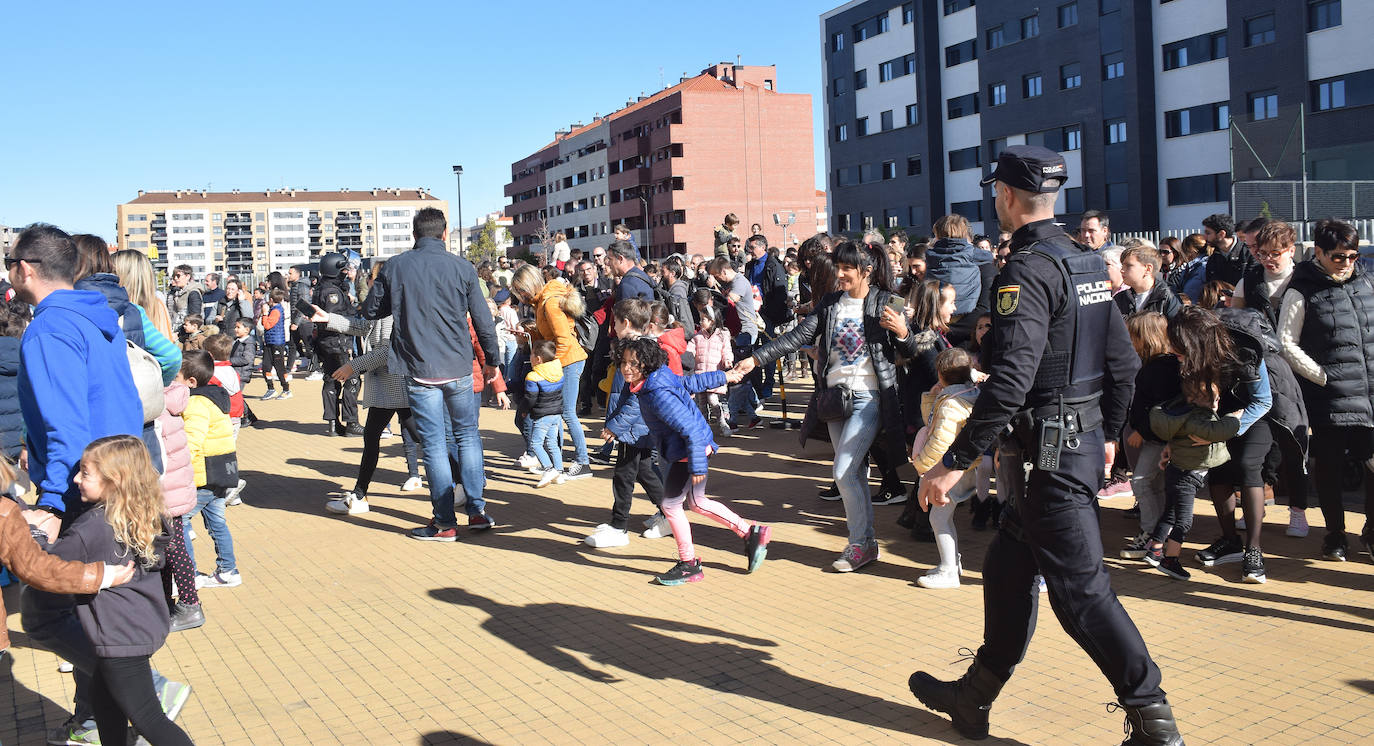 Fotos: La Policía Nacional se acerca a los niños