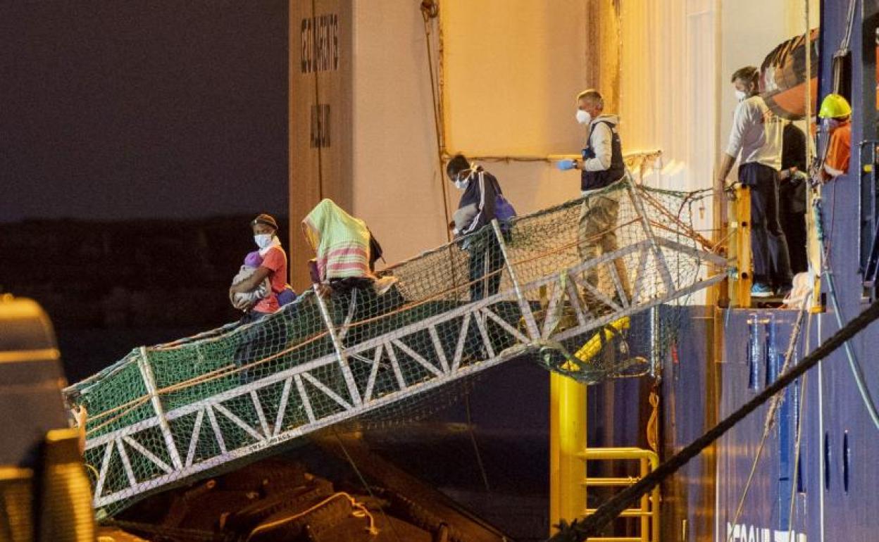 Migrantes desembarcan del barco de rescate 'Geo Barents' de la ONG internacional Médicos Sin Fronteras (MSF) en el puerto de Catania. 