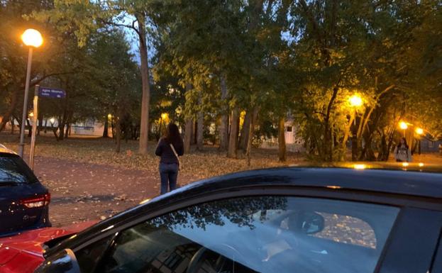 Verónica después de dejar su vehículo aparcado al amanecer. 