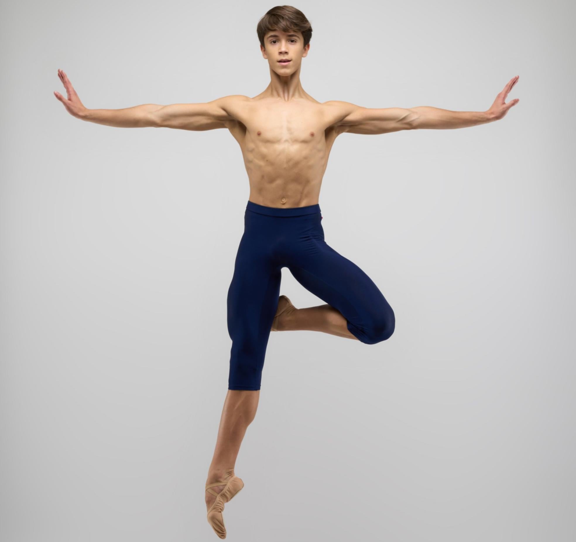 El joven bailarín logroñés Millán de Benito en uno de sus saltos. 