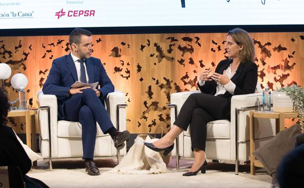 El periodista económico de Colpisa, José M. Camarero, charla con la ministra para la Transición Ecológica, Teresa Ribera.