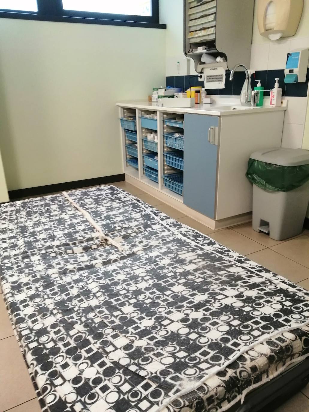 Un colchón en el suelo para el descanso de los trabajadores de Urgencias. 