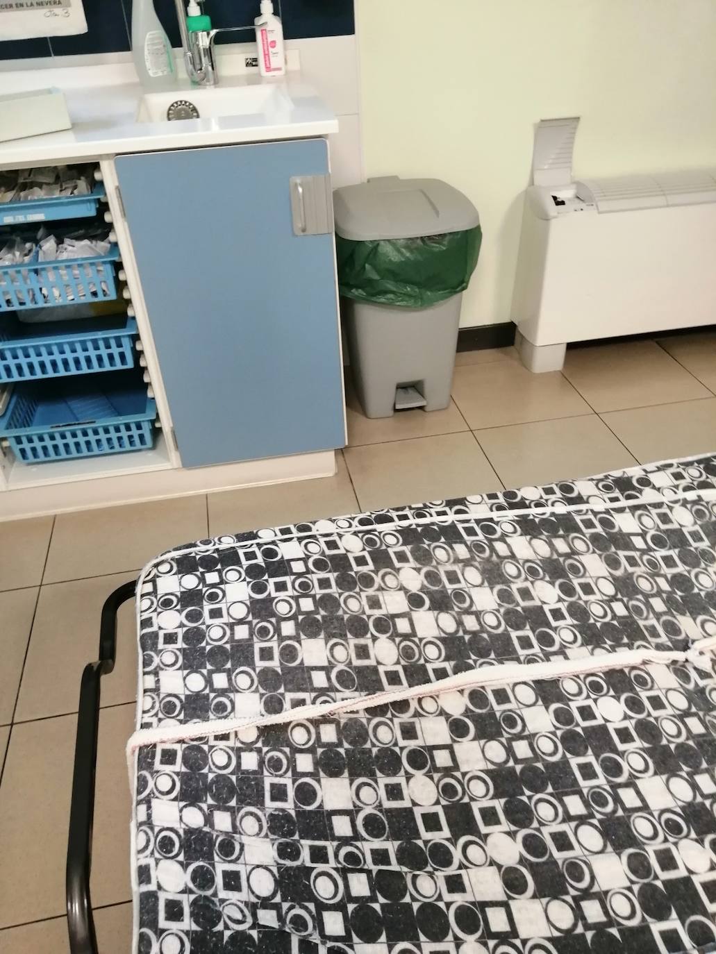 Imagen secundaria 1 - Dos imágenes de dónde descansan los médicos y enfermeras. 