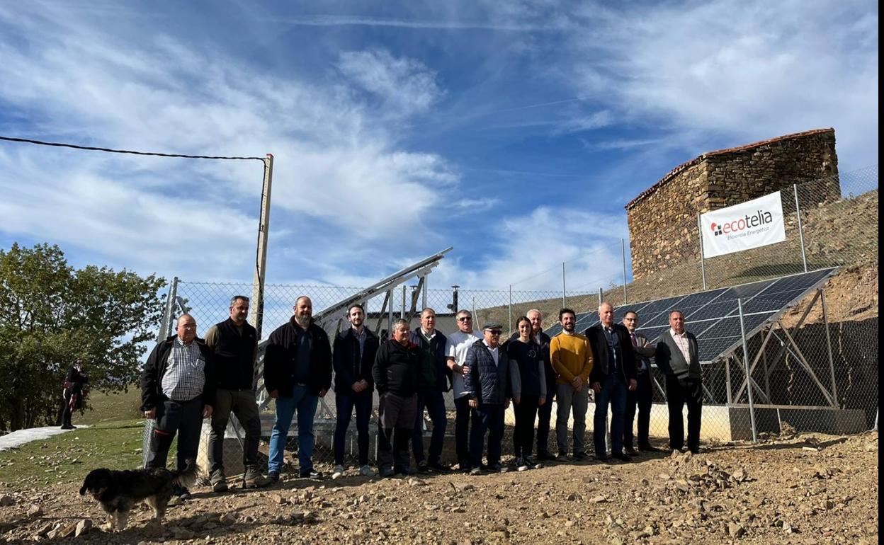 Vecinos de Treguajantes y autoridades posan junto a los paneles solares. 