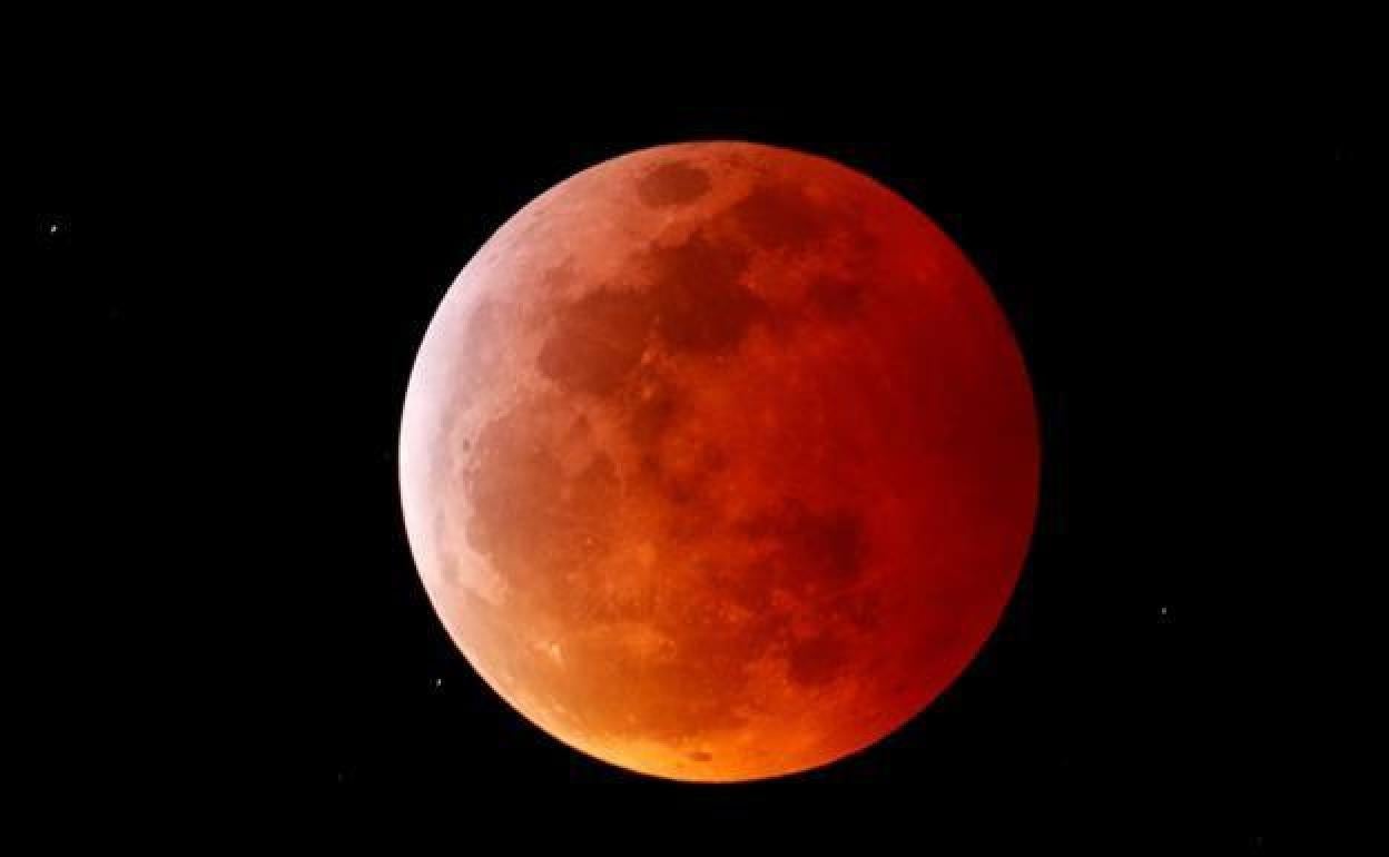 Así está siendo el eclipse total de 'Luna de sangre' de este martes 8 de noviembre