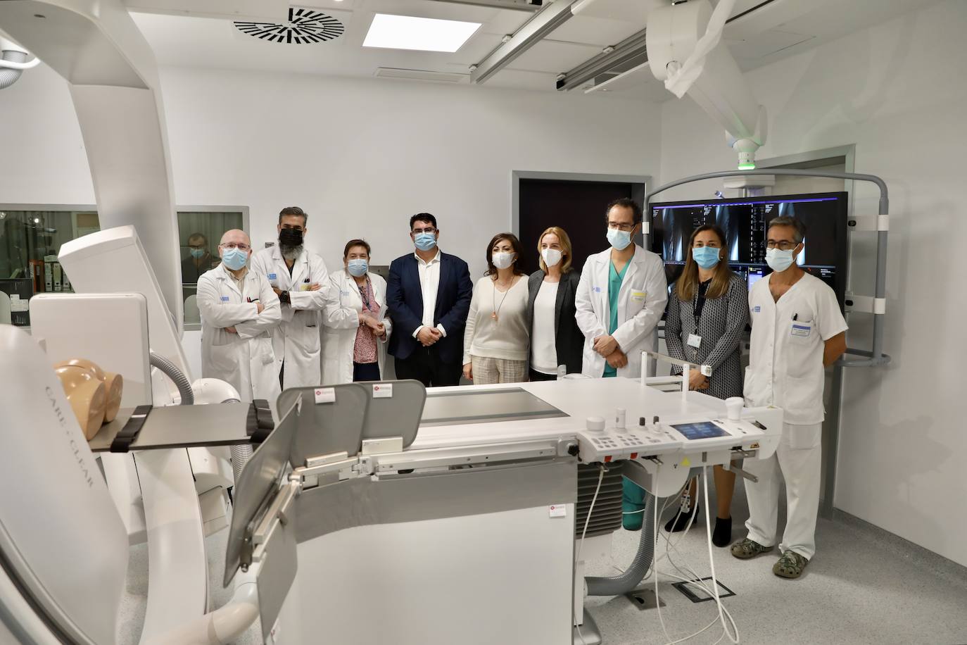 El equipo médico, con las autoridades, en la sala del nuevo angiógrafo. 