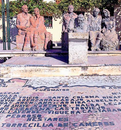 Imagen del grupo escultórico que orna la plaza de la Convención de Santa Coloma. 