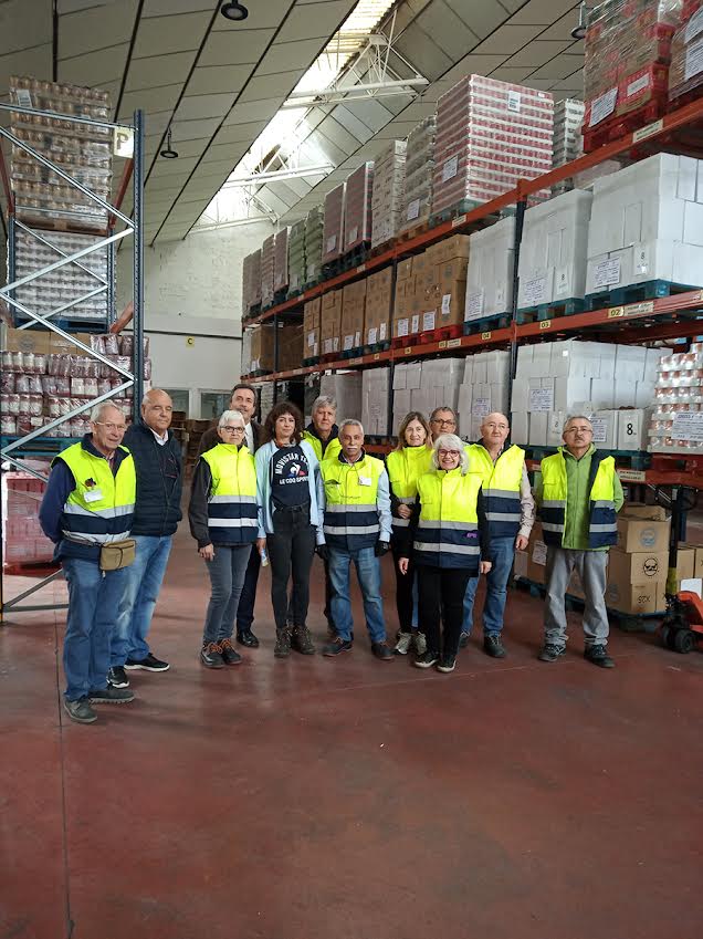 Sheyla Gutiérrez, junto a voluntarios del Banco de Alimentos. 