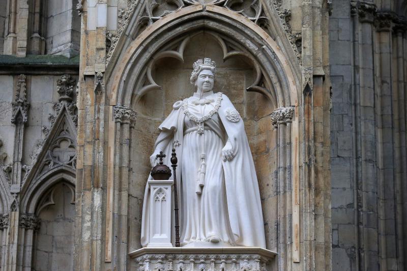 El monumento en recuerdo a Isabel II. 