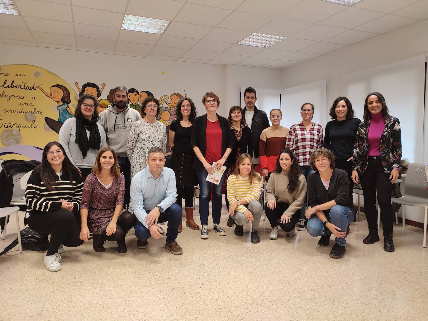 Eva Tobías, junto a los representantes de distintos centros educativos. 