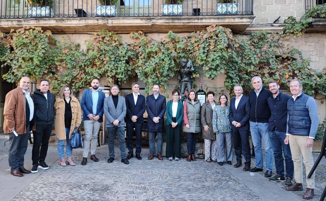 Representantes de la mayoría de las 17 empresas que apoyan el proyecto de digitalización, con representantes municipales y la alcaldesa de Haro, tras la reunión. 