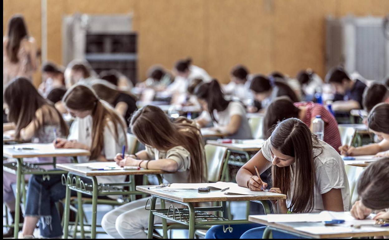 Alumnos riojanos durante las pruebas de la EBAU del curso pasado. 