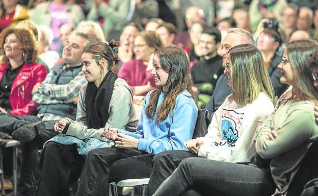 Jóvenes asistentes al encuentro con la vicepresidenta.