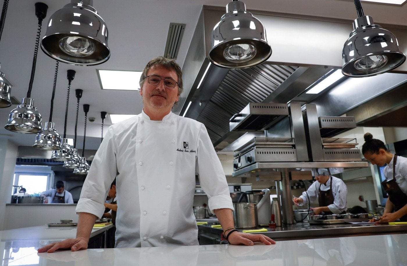 Andoni Luis Aduriz, en la cocina de Mugaritz. 