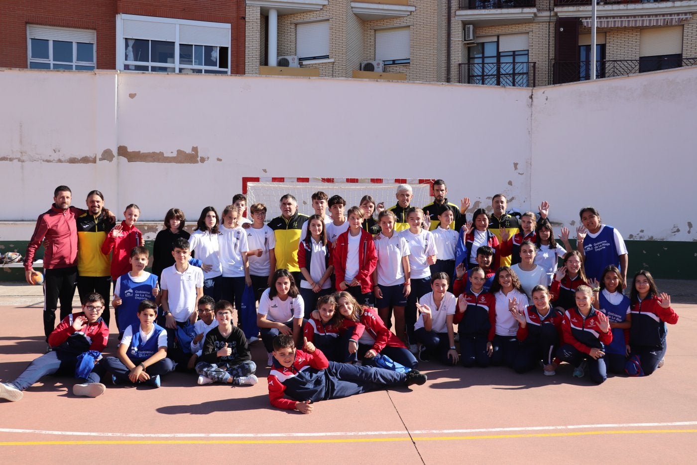 Los integrantes de los Hispanos del Carmen compartieron entrenamiento y partido con los alumnos del Amor Misericordioso. 