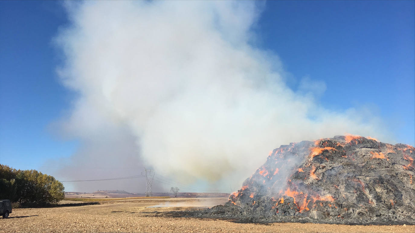 El valor de la paja incendiada este viernes podría superar los 40.000 euros. 