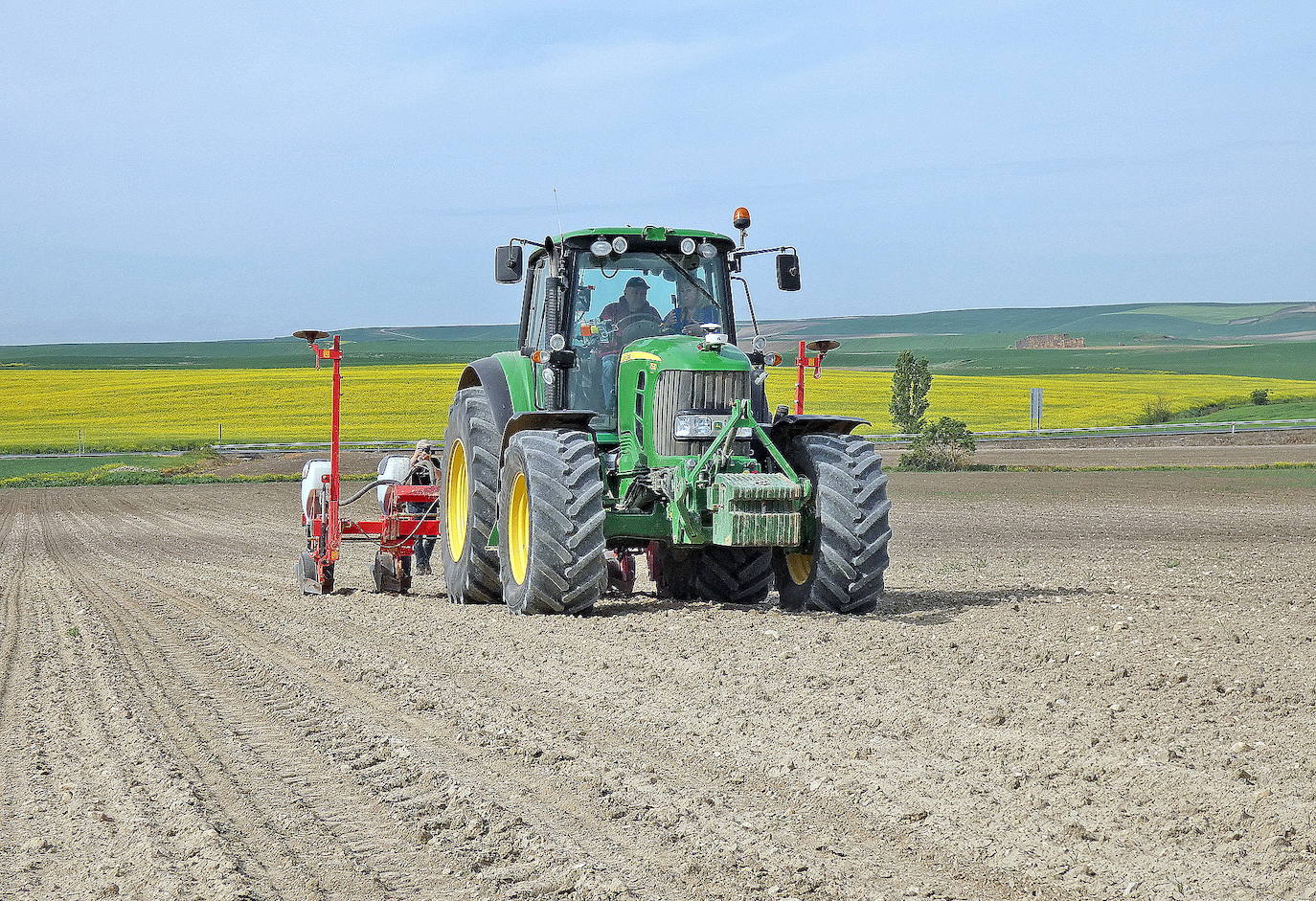 Un tractor trabaja en el campo riojano. 