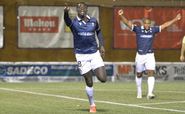 Clau Mendes celebra uno de sus dos goles. 