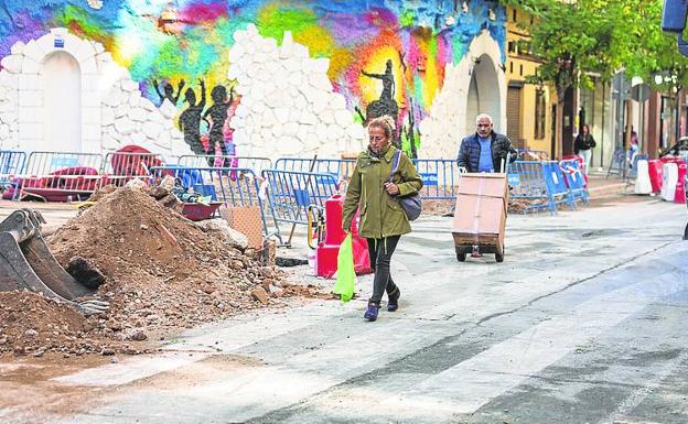 Estos días se está retirando el famoso pavimento coloreado para consolidar los cambios hechos en esta calle con obra civil, de forma que resulte una vía de plataforma única de prioridad peatonal y diversas zonas estanciales.