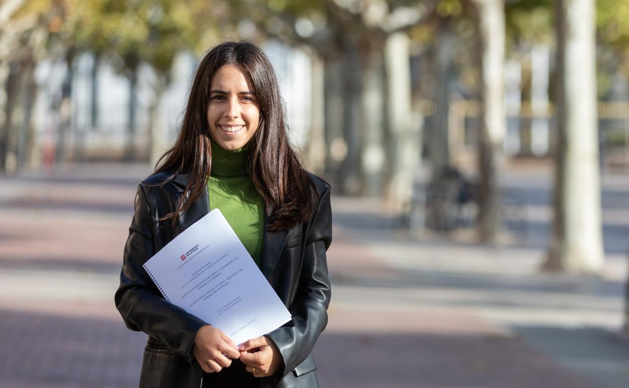 Paula Martínez posa junto a su trabajo en El Espolón. 