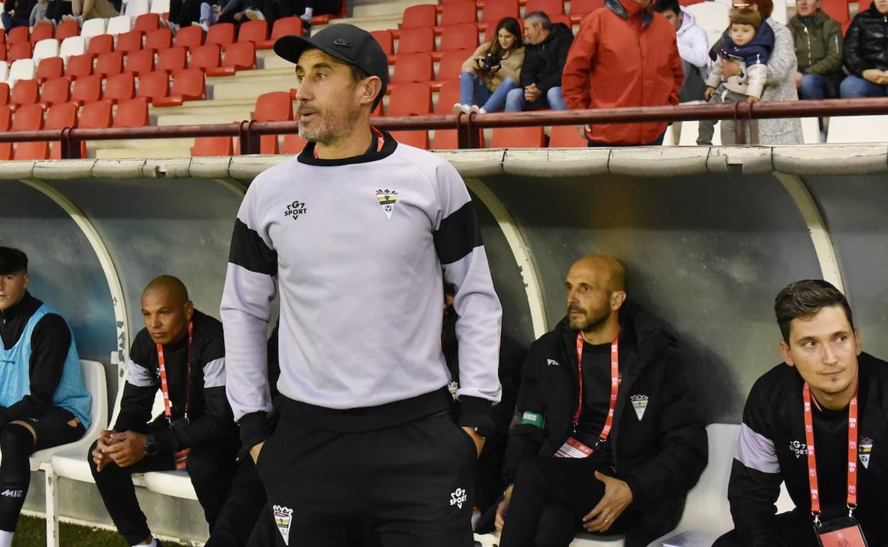 Iván Agustín, en el banquillo de Las Gaunas, durante el partido de Copa contra el Nástic. 