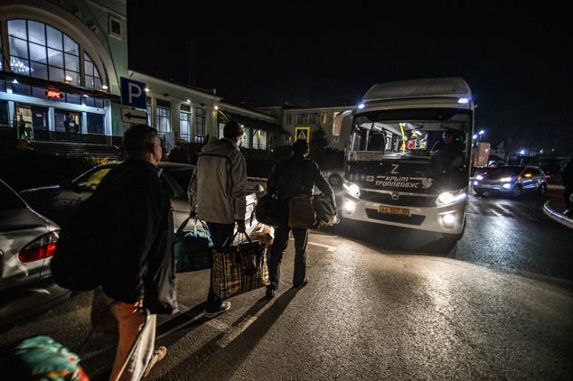 Personas evacuadas de la región de Jersón llegan a la estación de tren desde el centro de alojamiento temporal en Dzhankoi, Crimea, 14 de noviembre de 2022.