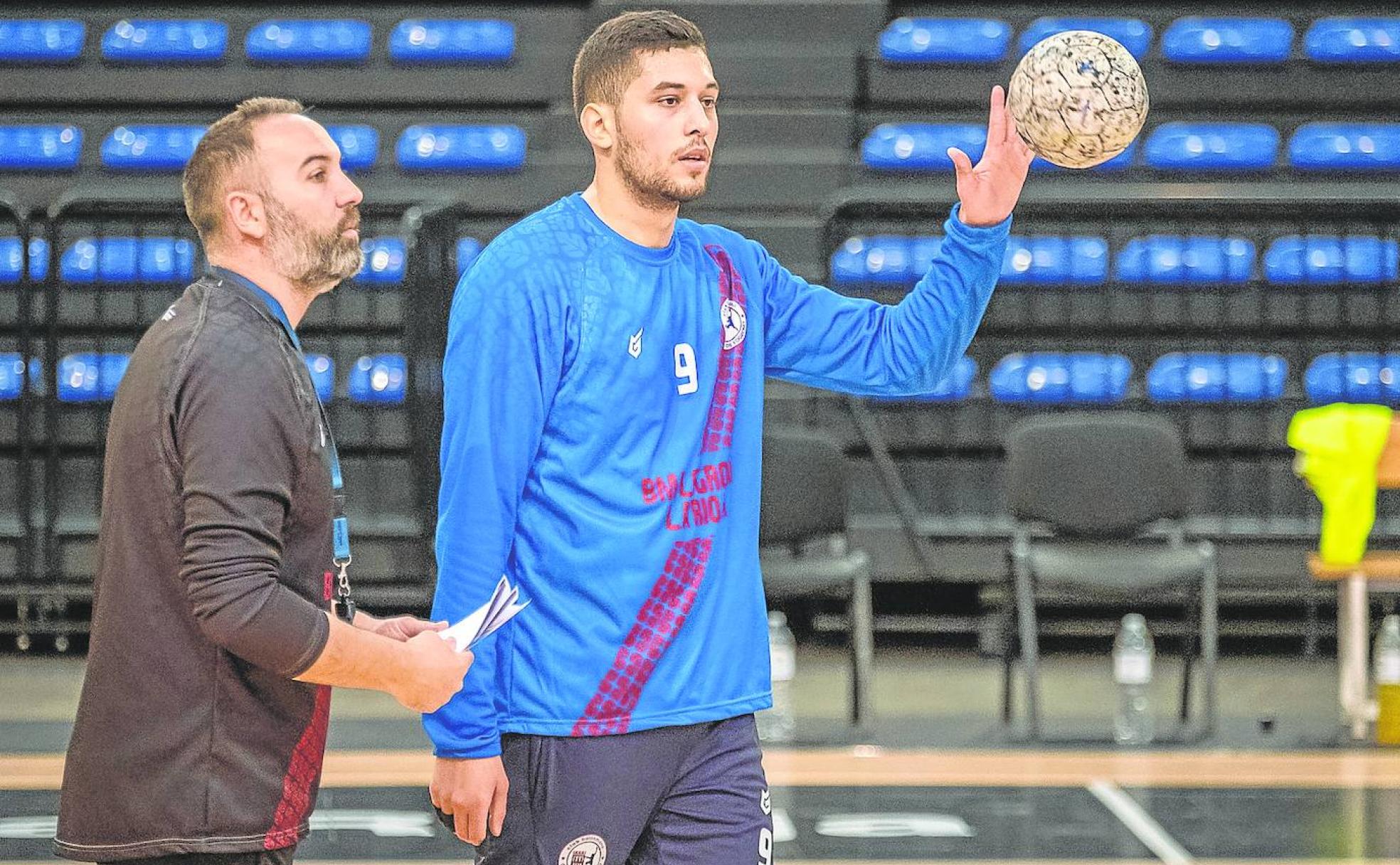 Miguel Ángel Velasco charla con El Korchi durante un entrenamiento del Ciudad de Logroño. 