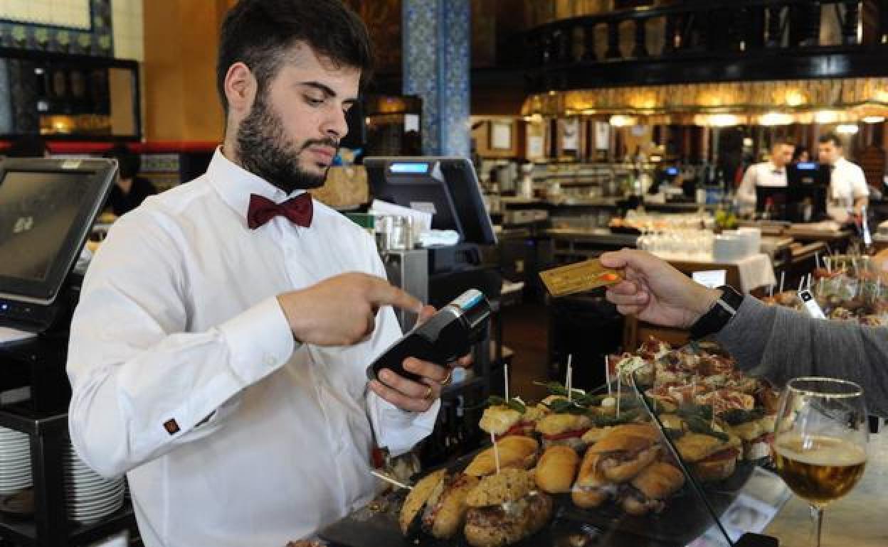 El novedoso sistema de un restaurante para que los clientes dejen propina al pagar con tarjeta